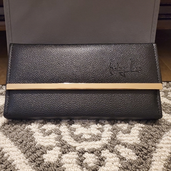 Makeup - Picture 4 of 4